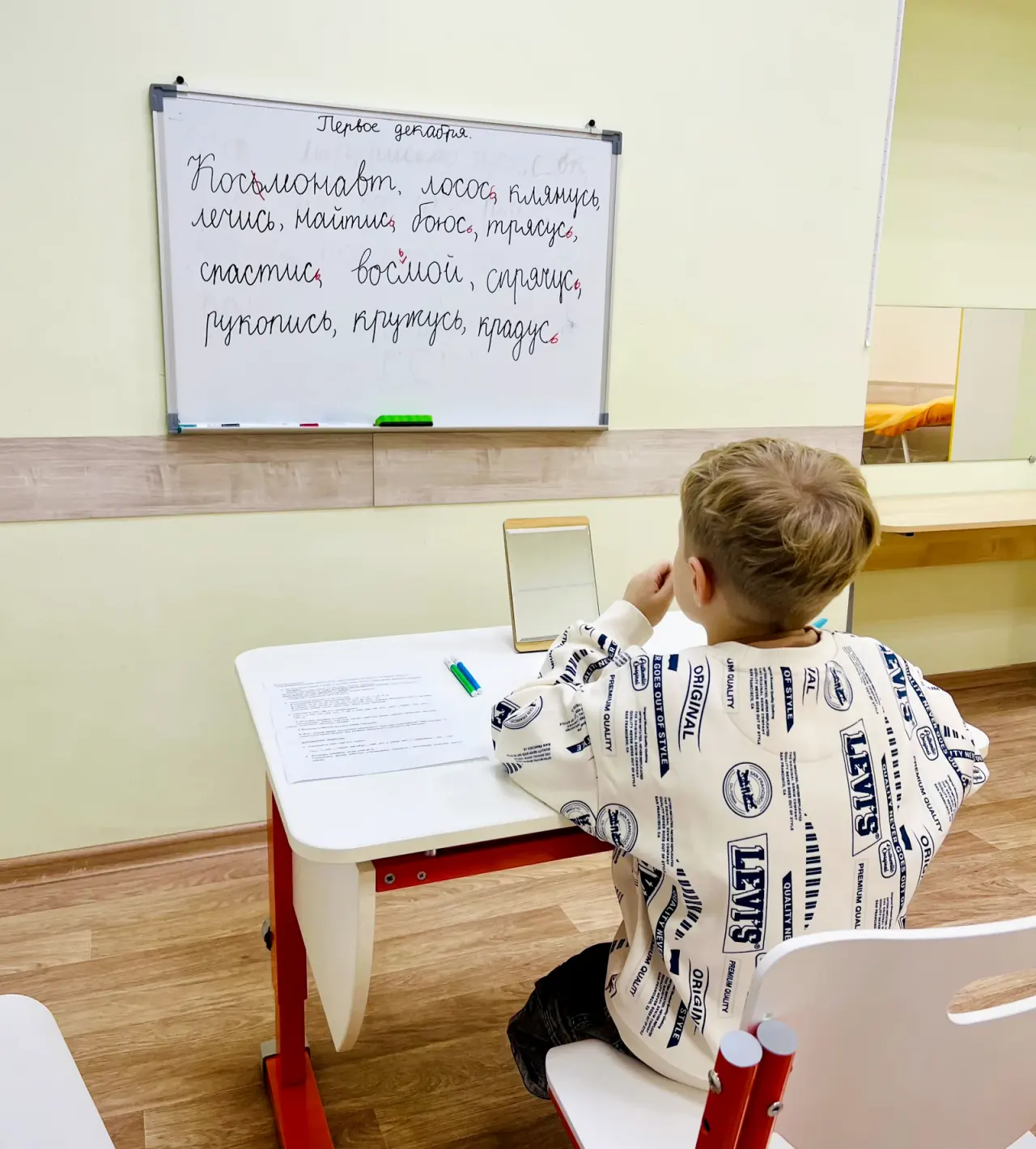 Занятие за партой: ребёнок пишет